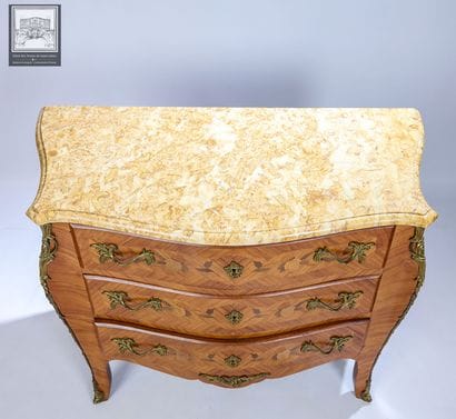 Commode Sauteuse 
Style Louis XV
Décor marqueté...