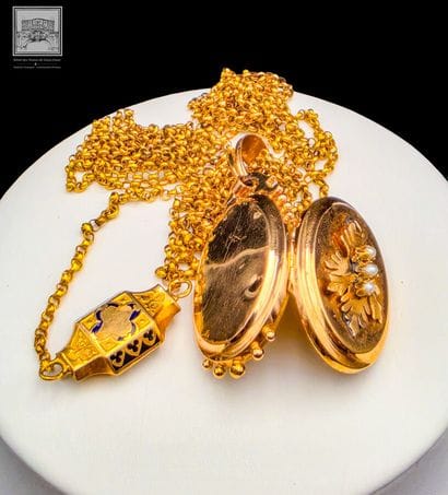 Long necklace with photo pendant, in 18K...