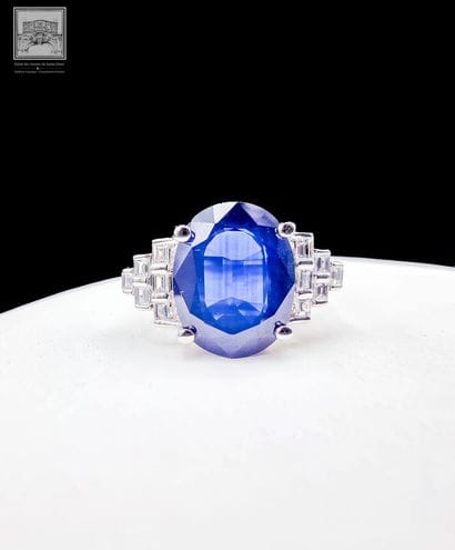 Bague de style Art Déco en or blanc 750°/.(18K)...