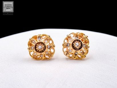 Paire de boucles d'oreille en or jaune 18K...