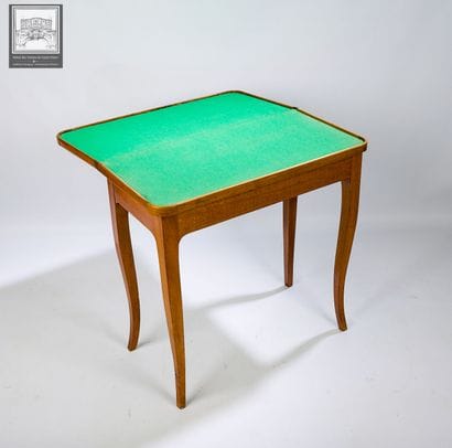 Table à jeux en noyer et bois de placage...