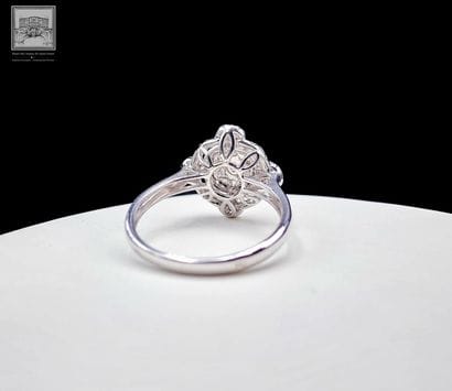 Bague de style Art Déco en or blanc 750°/.(18K)...