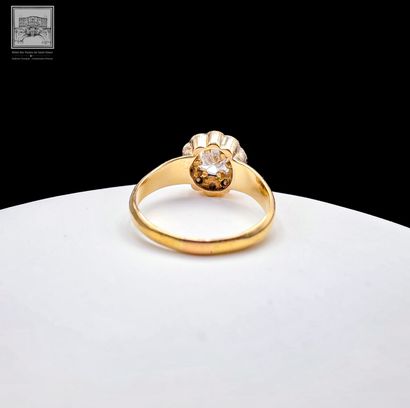 Bague en or jaune 18K 
Sertie au centre d'un...
