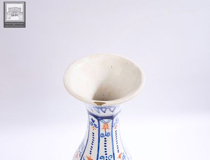 DELFT, dans le goût de, 
Paire de vases bouteille
Faïence...