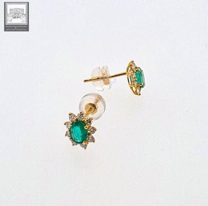 Pair of Marguerite earrings in 750°/ (18K)...