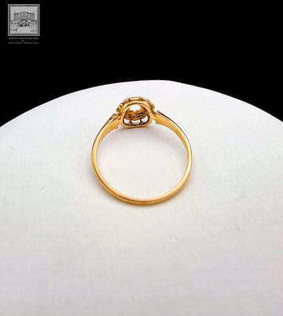 Bague en or 18K 750/°°°
Sertie de 9 pierres...