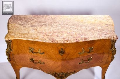 Commode 
Style Louis XV
Bois 
Décor de frisage...