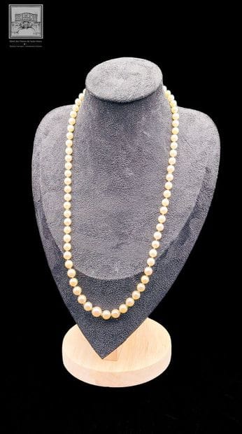 Collier de perles de culture en chute
Fermoir...