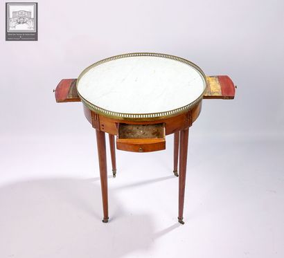 Table bouillotte en acajou 
Ouvrant par 2...