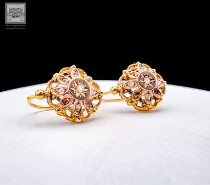 Paire de boucles d'oreille en or jaune 18K...