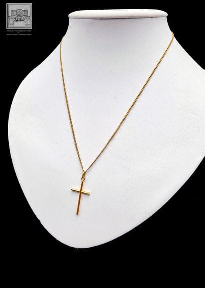 Small 18K gold cross, 750/°°°, 0.58 grams....