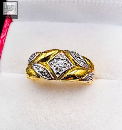 Bague
Or jaune 18K 750/°°°
Sertie d'une pierre...