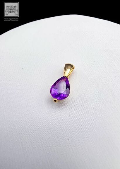 Pendentif sertie d'une améthyste en forme...