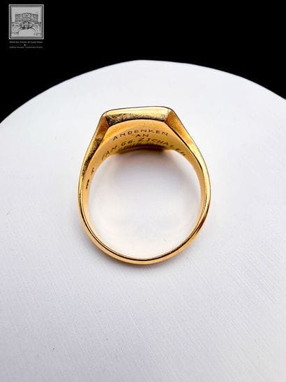 Men's signet ring
Yellow gold 
18K 750/°°°
Marked...