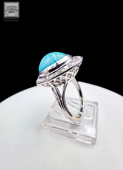 Bague cocktail de forme ovale en or gris...
