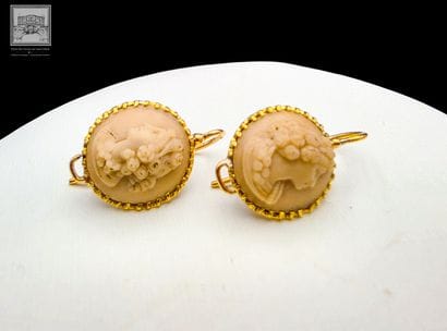 Paire de boucles d'oreille en or jaune 18K...
