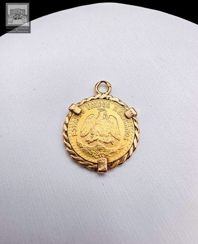 Petite médaille ornée d'une pièce de 2 pesos...