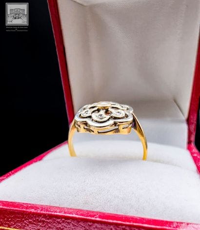 Bague sertie d'une perle au centre et de...