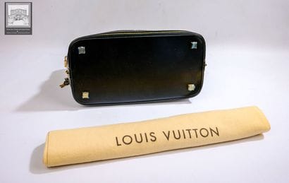 LOUIS VUITTON.
SAC à main modèle Lockit 
Cuir...