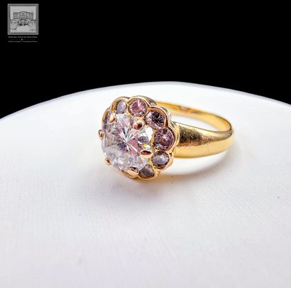 Bague en or jaune 18K 
Sertie au centre d'un...