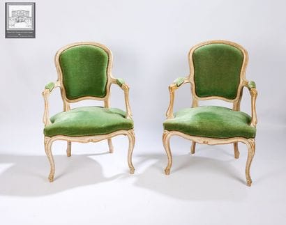 Paire de fauteuils cabriolet
Style Louis...