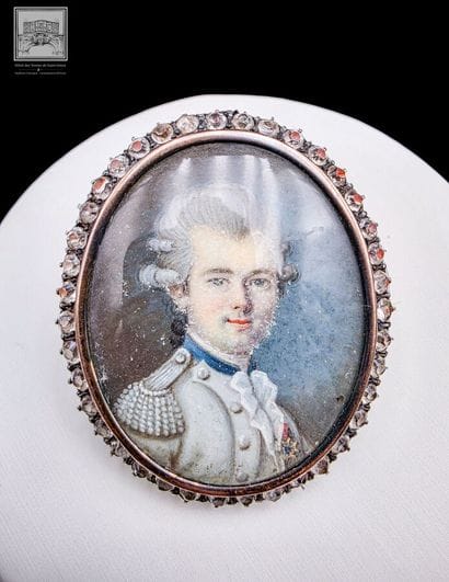 BROCHE-MÉDAILLON AU PORTRAIT D'UN OFFICIER...
