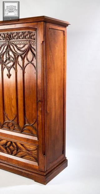 Meuble Néo-gothique 
Ouvrant par une porte...