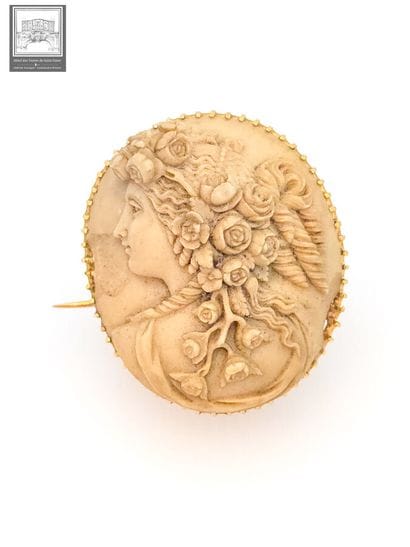 Importante broche en pierre taillée
Décor...
