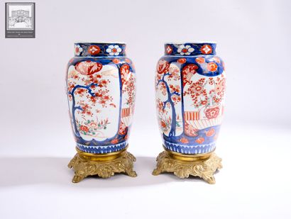 Asie
Paire de vases Imari
Décor de paysages...