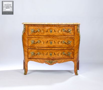 Commode Sauteuse 
Style Louis XV
Décor marqueté...