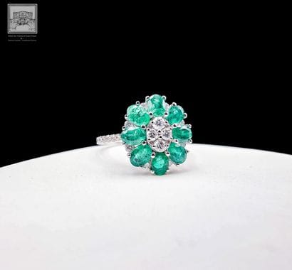 Bague Marguerite en or blanc 750°/.(18K)...