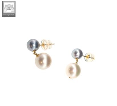 Paire de pendants d'oreilles en or jaune...
