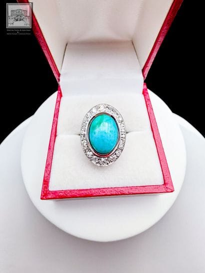 Bague cocktail de forme ovale en or gris...