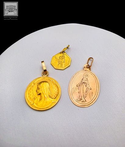 Lot de 2 pendentifs en or 18K 750/°°°
Poinçon...