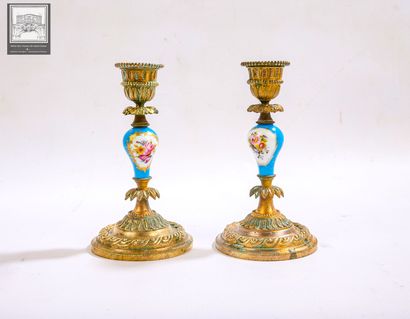 Paire de flambeaux,
 bronze doré et procelaine...