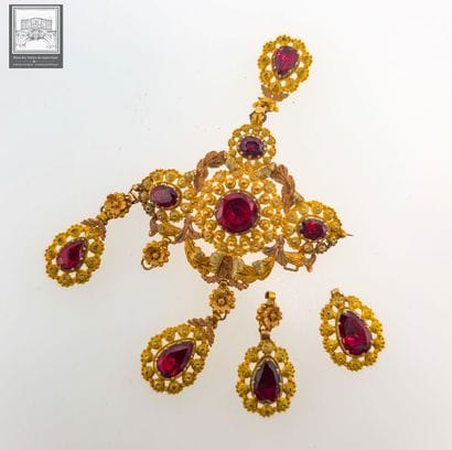 IMPORTANTE BROCHE DE CORSAGE À PENDELOQUES...