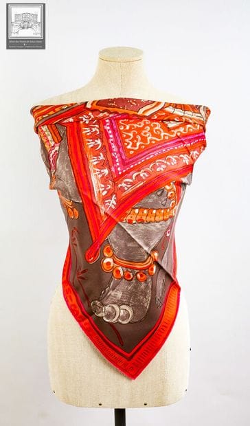 HERMÈS Paris 
Carré en twill de soie titré...