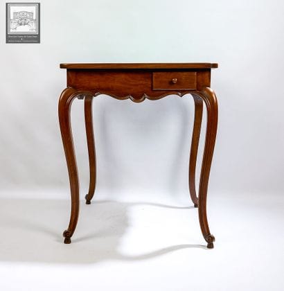Petit table à jeux en noyer 
Fin XIXème siècle
Ouvrant...