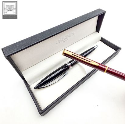 WATERMAN
Stylo bille laqué rouge 
Usure d'usage...