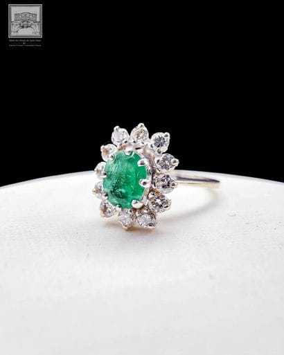 Bague Marguerite
Or gris et platine 750/°°°
Poinçon...