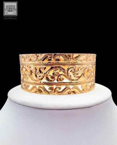 Bracelet rigide ajouré et gravé de motifs...