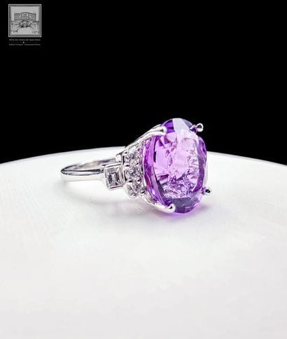 750°/ (18K) white gold ring weighing 4.35...