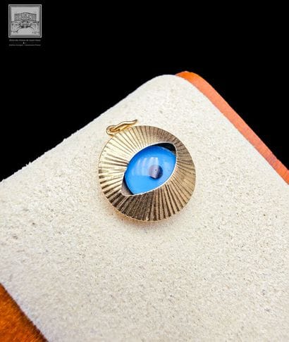 Pendentif oeil
or jaune18K 750/°°° et verre
Poinçon...