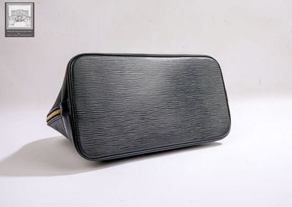 LOUIS VUITTON
Sac modèle 