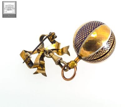 Montre boule de col en or 18K 750/°°°
Ouvrant...