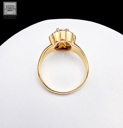 Bague en or jaune 18K 
Sertie au centre d'un...