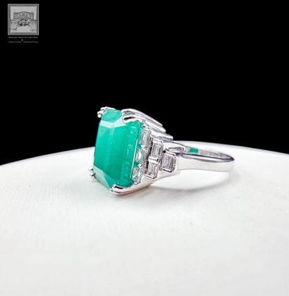 Bague de style Art Déco en or blanc 750°/.(18K)...