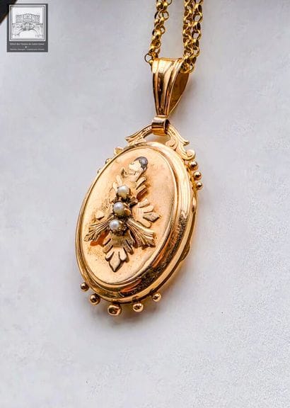 Long necklace with photo pendant, in 18K...