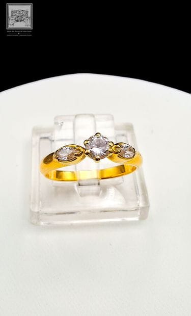 Bague 
or jaune 18K 750/°°°
Sertie de 3 pierres...
