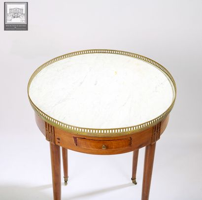 Table bouillotte en acajou 
Ouvrant par 2...